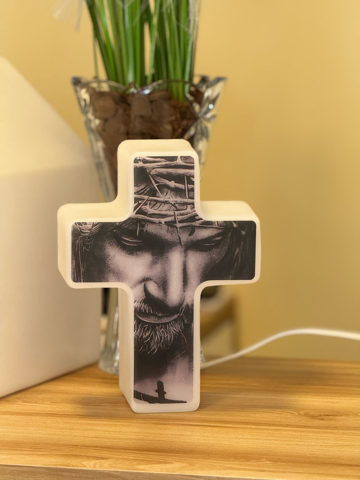 Cruz Face de Cristo em Resina - Imagem 1
